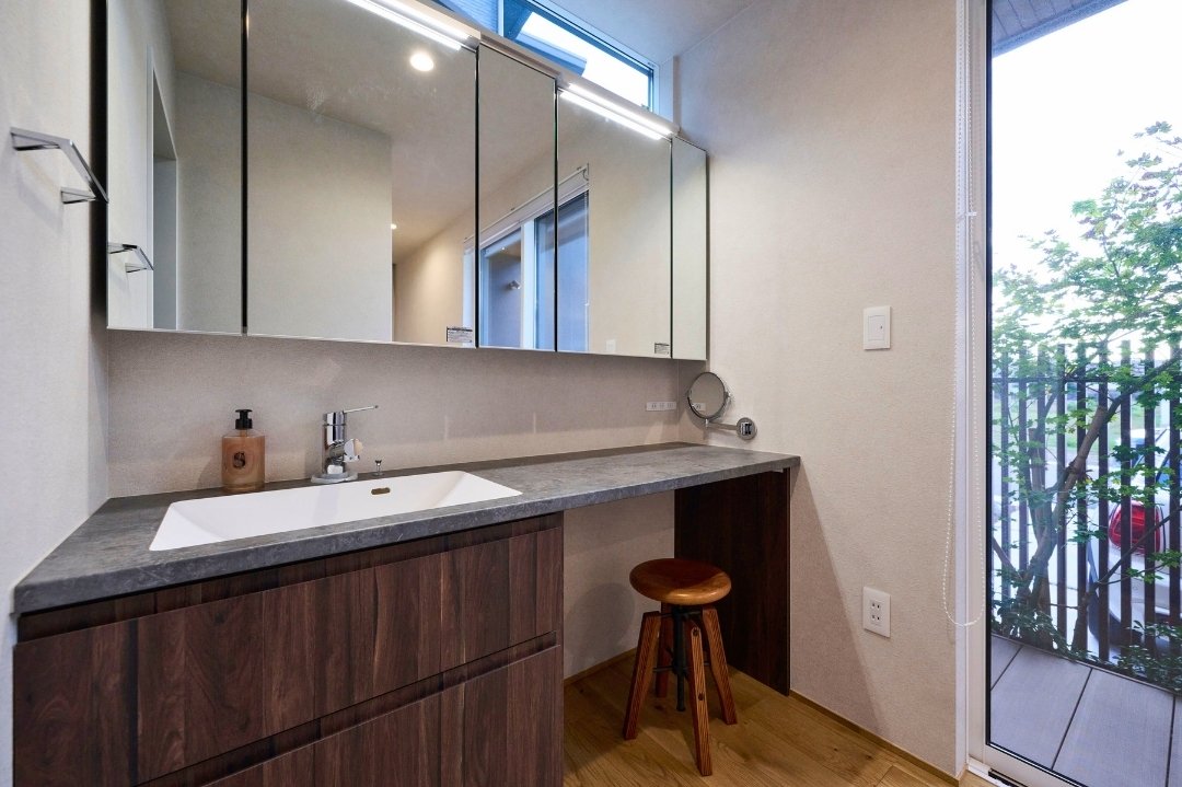 自然光が差し込む明るい洗面コーナーの画像